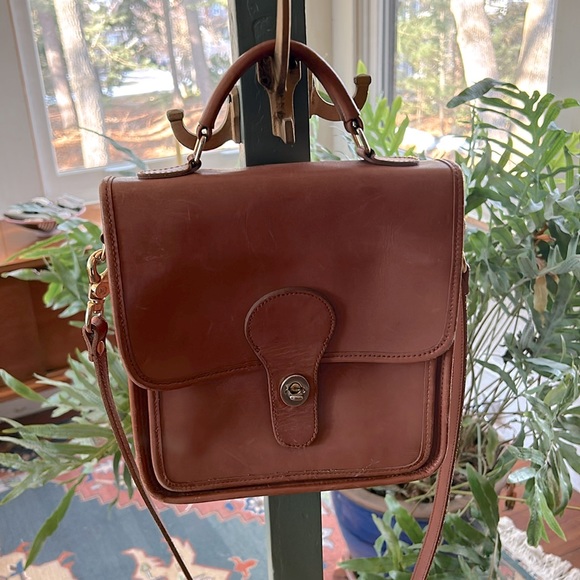 Vintage camel leather crossbody messenger bag with with brass hardware - Picture 8 of 8